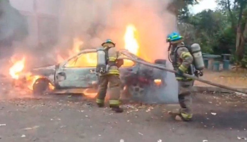 Esto recomienda Bomberos hacer cuando un vehículo se incendia en carretera