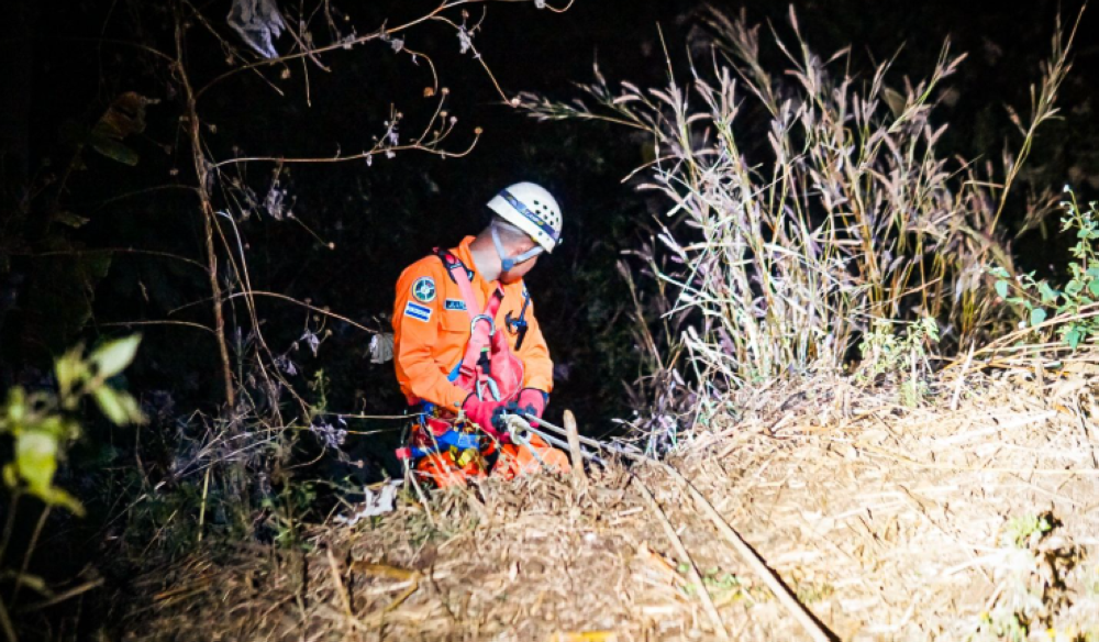 Rescatan a un hombre que cayó en un barranco en Ahuachapán