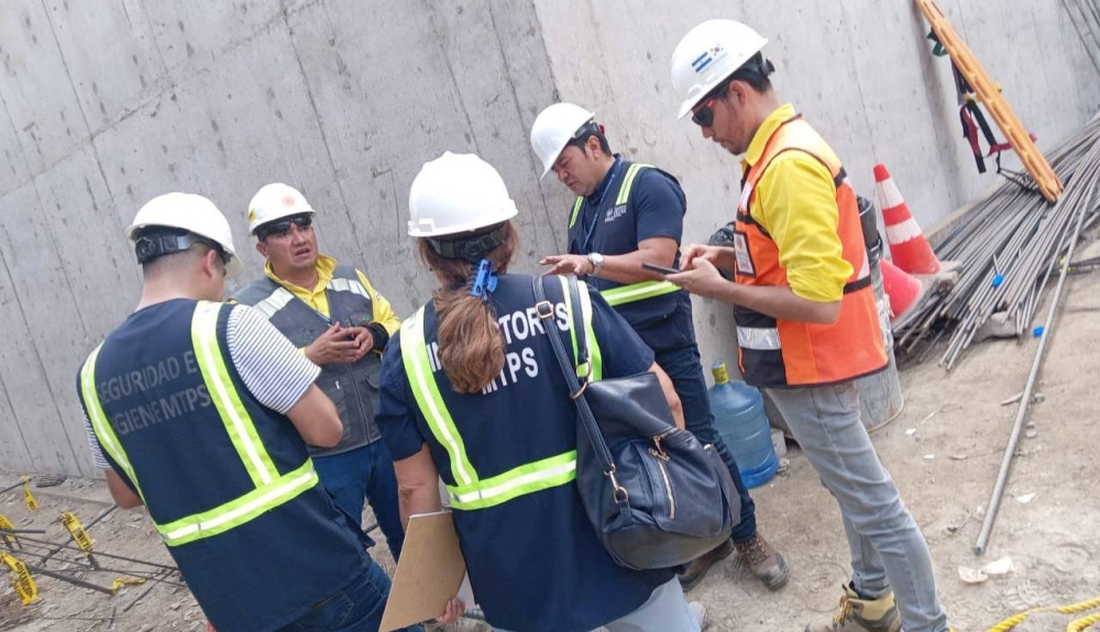 Ministerio de Trabajo llama a las empresas constructoras a revisar "cuidadosamente" trabajos aéreos y subterráneos