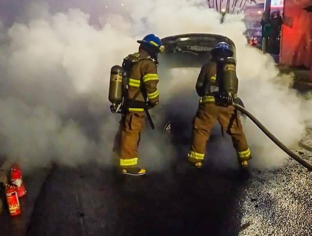 Bomberos sofoca incendio en vehículo en cercanías del bulevar Los Próceres