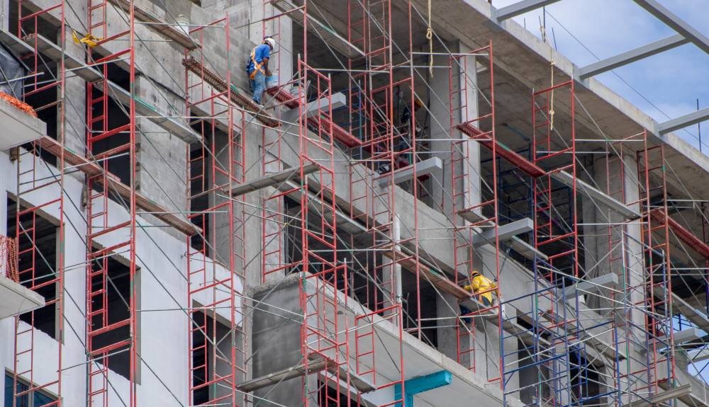 La celosía de vidrio y la lámina acanalada incrementaron hasta un 25 % su costo en un año