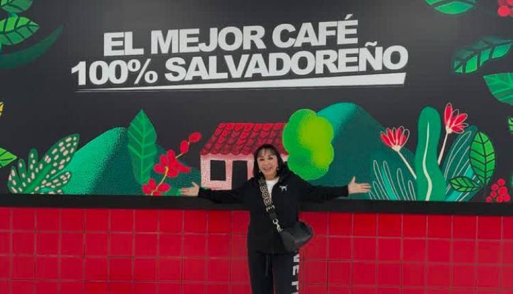 La querida Chilindrina aterriza emocionada en suelo salvadoreño