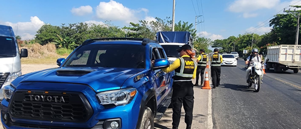 ¿Está permitido transportar personas en la cama de un pick up? Esto respondió el ministro