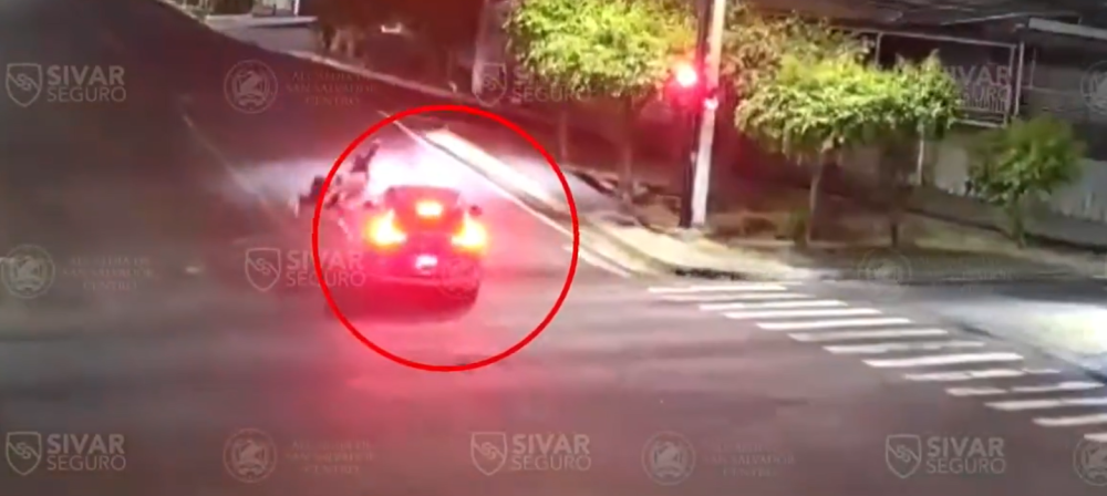 Video: Cámaras de Sivar Seguro captan aparatoso choque entre vehículo y motociclista en bulevar Constitución