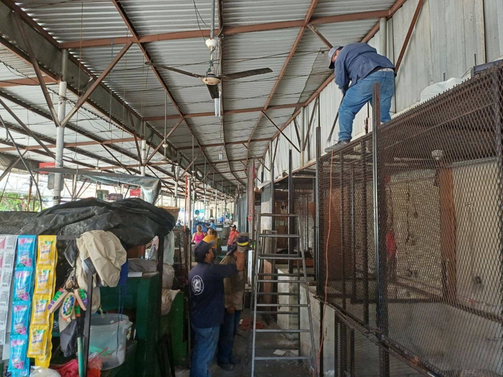 Alcaldía de San Salvador desmonta puestos en la "Placita" de la Zacamil