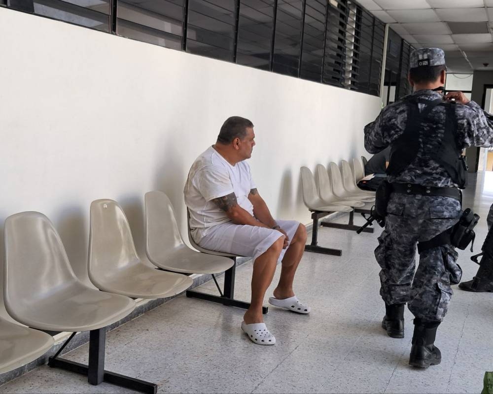 Acusan a un hombre detenido en allanamiento con 75 porciones de droga y más de $2,600