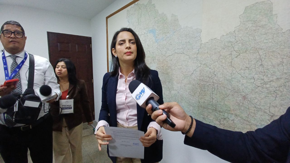 Claudia Ortiz no logra votos para rendición de cuentas sobre escuelas