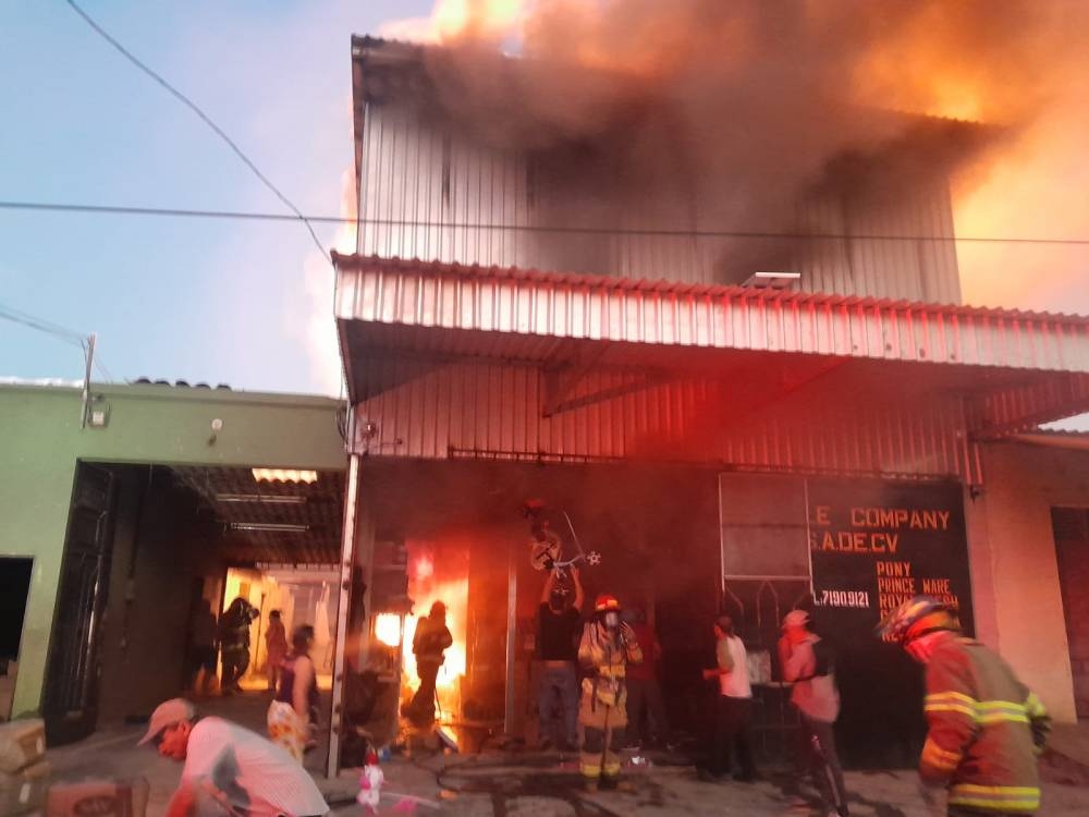 Reportan incendio en bodega en colonia 1 de octubre en Santa Ana
