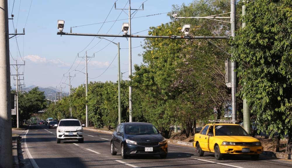 Cámaras podrán detectar infracciones aunque los vehículos estén polarizados, asegura viceministro de Transporte