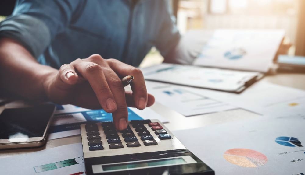 Los salvadoreños dedican menos de media hora a la semana para planificar las finanzas del hogar