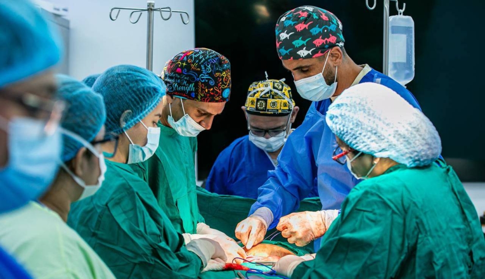 Médicos de Arabia Saudita han realizado 20 de cirugías en tres días en El Salvador