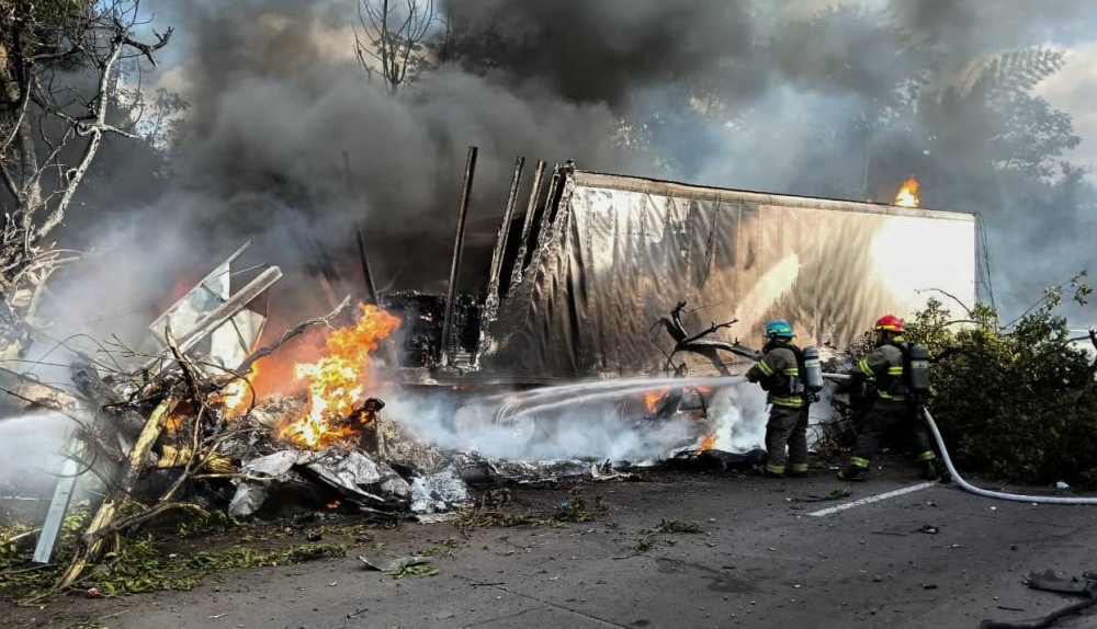 Cabezal se incendia en Apopa y restringen paso vehicular