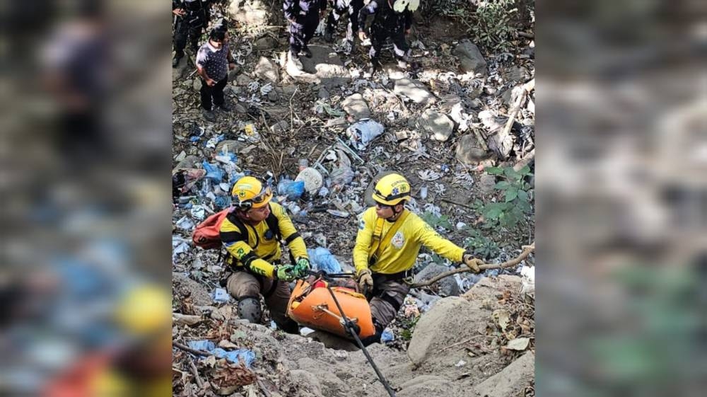 Rescatan a persona de un barranco de 20 metros en Quezaltepeque