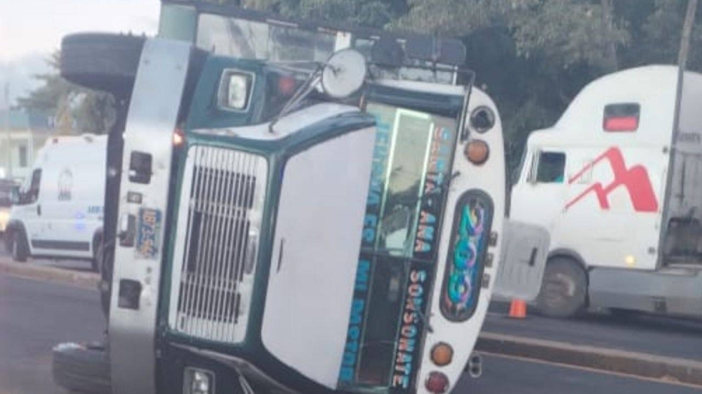 Un bus volcado en Santa Ana deja 20 lesionados
