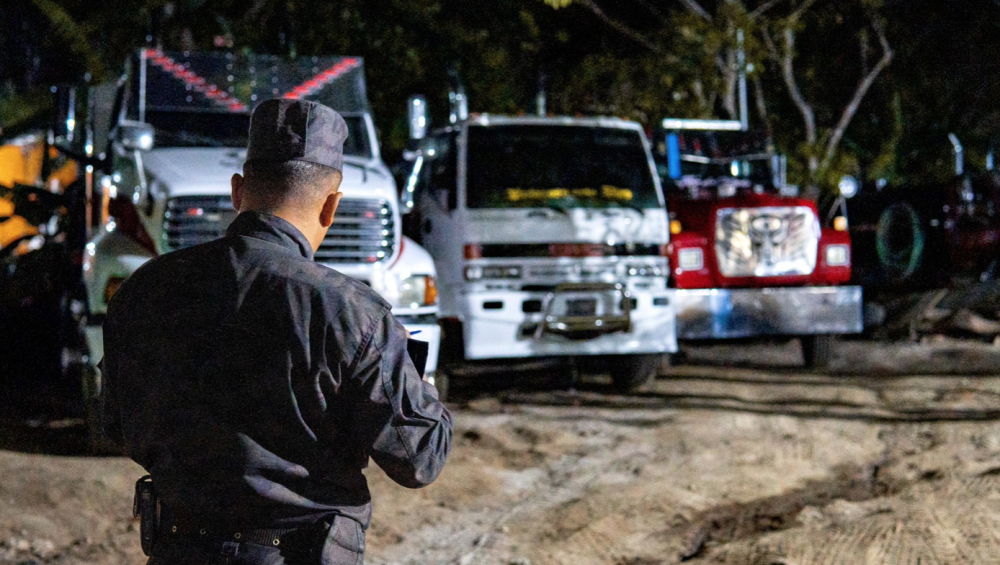 Decomisan camiones de recolección de aguas residuales que operaban sin permiso en La Libertad
