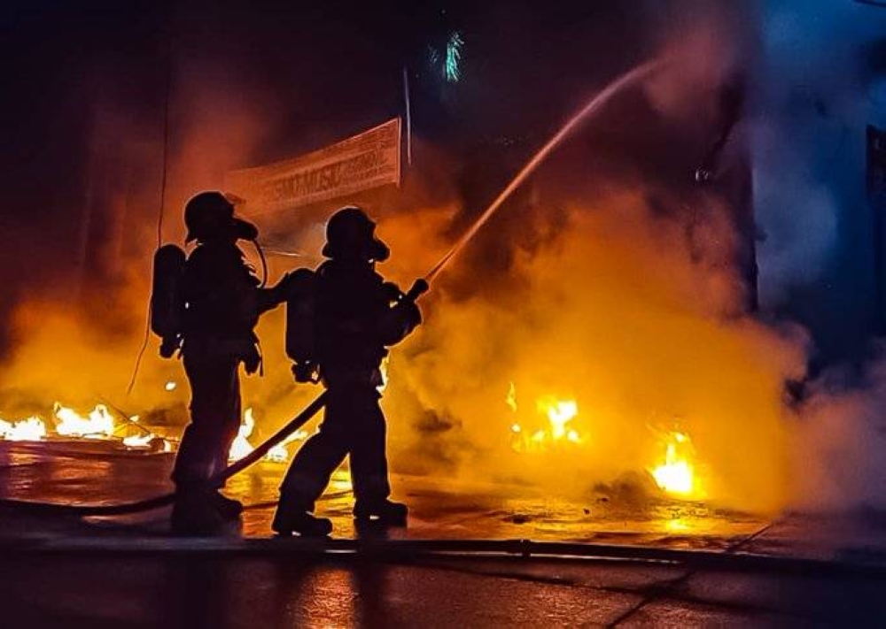 Bomberos atendió tres incendios durante la madrugada de este 1 de enero