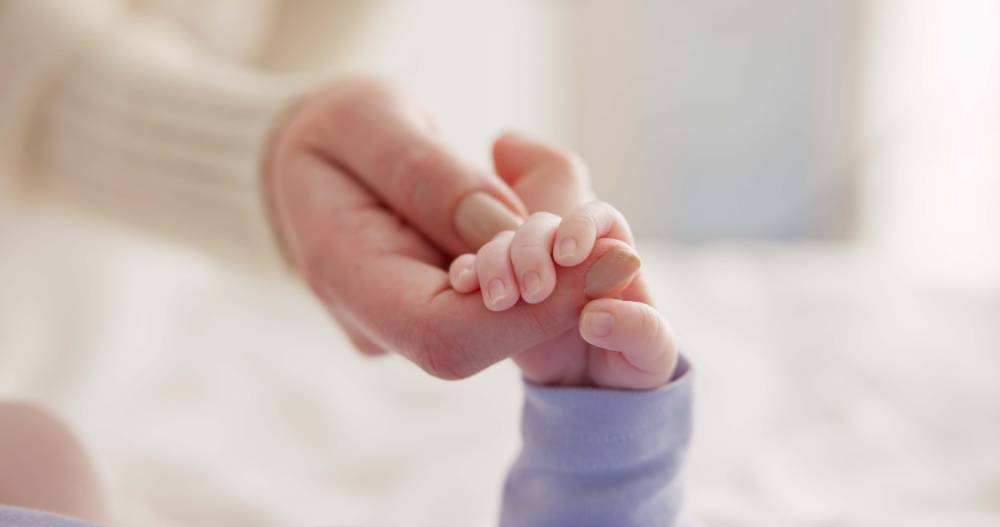 Dan la bienvenida a los primeros dos bebés nacidos en 2025