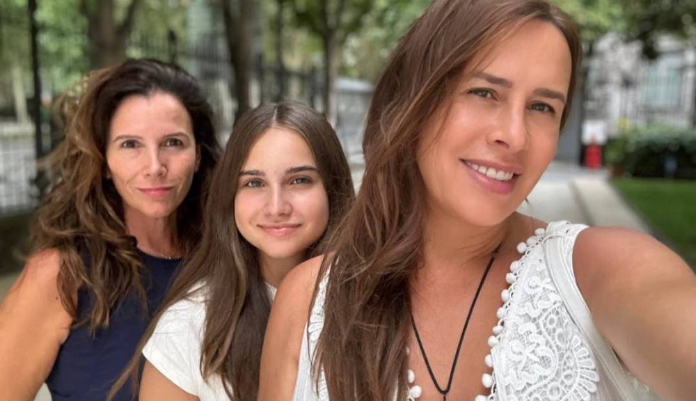 Karla Sofía Gascón sigue en pareja con su esposa, la madre de su hija