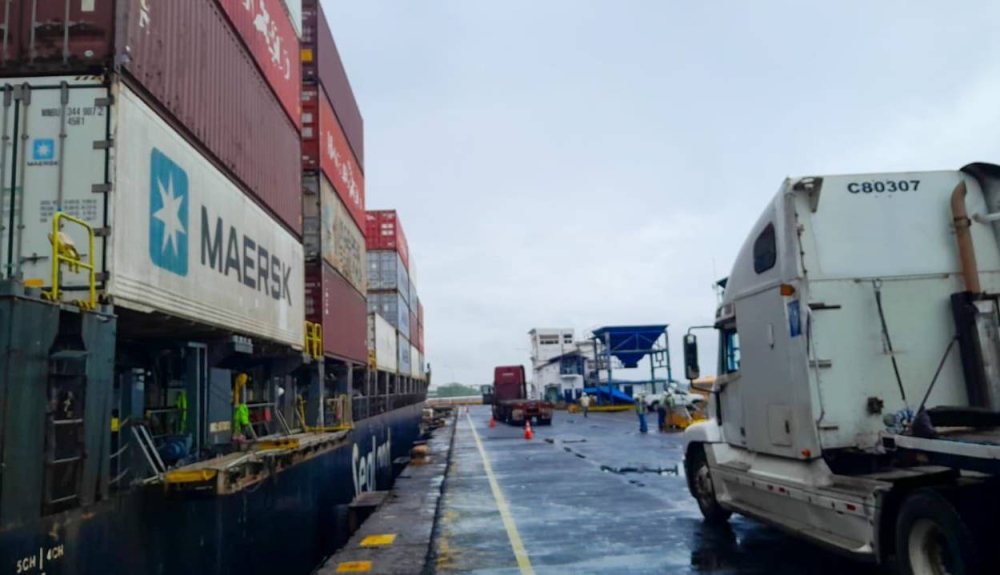 Naviera Maersk advierte de retrasos en El Salvador por atasco en puerto y malas carreteras