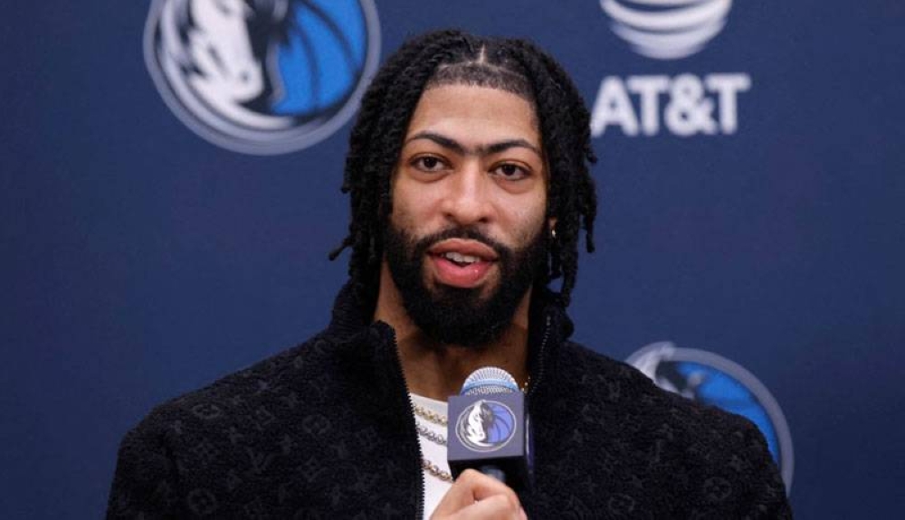 Davis quiere "dar esperanza" a fans de los Mavs, enojados por la partida de Doncic