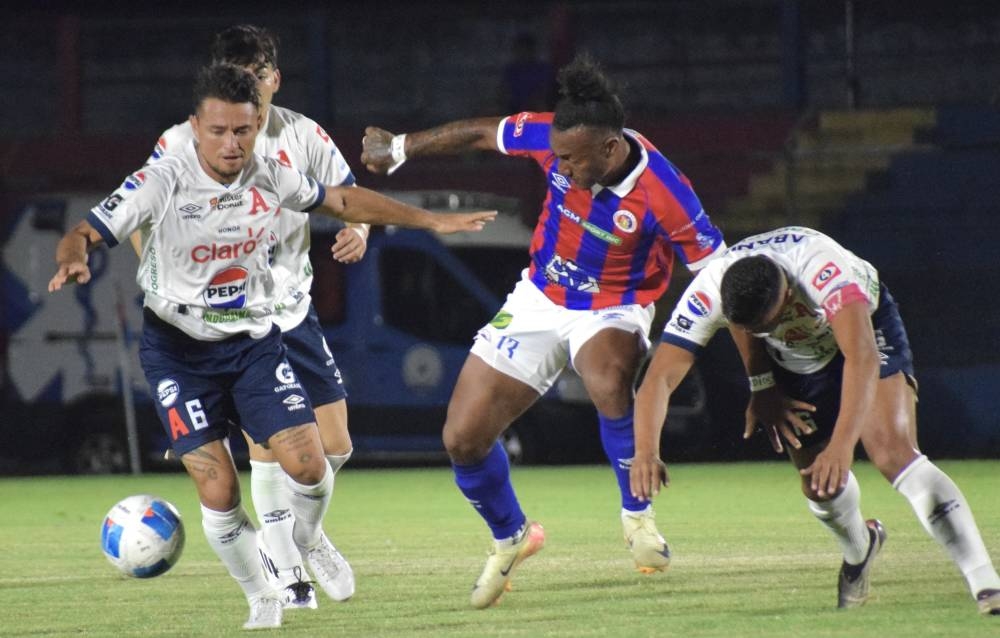 FAS y Alianza empatan 1-1 y reparten puntos en el clásico centro-occidente