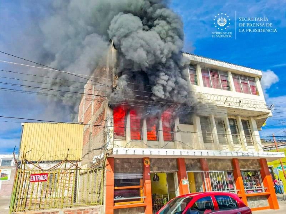 Bomberos sofoca incendio en Santa Ana