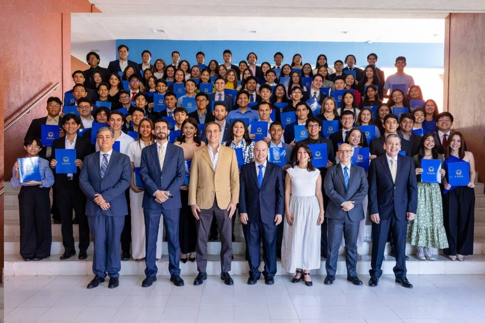 ESEN inició el año académico 2025 con la entrega de 94 becas a estudiantes destacados