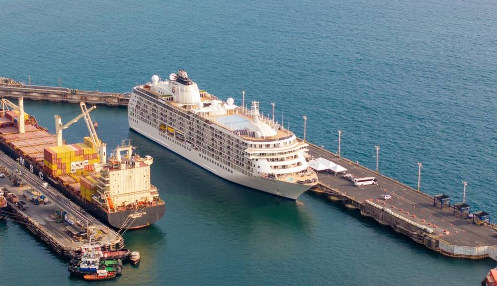 El Salvador recibió el barco "The World", el primer crucero de 2025