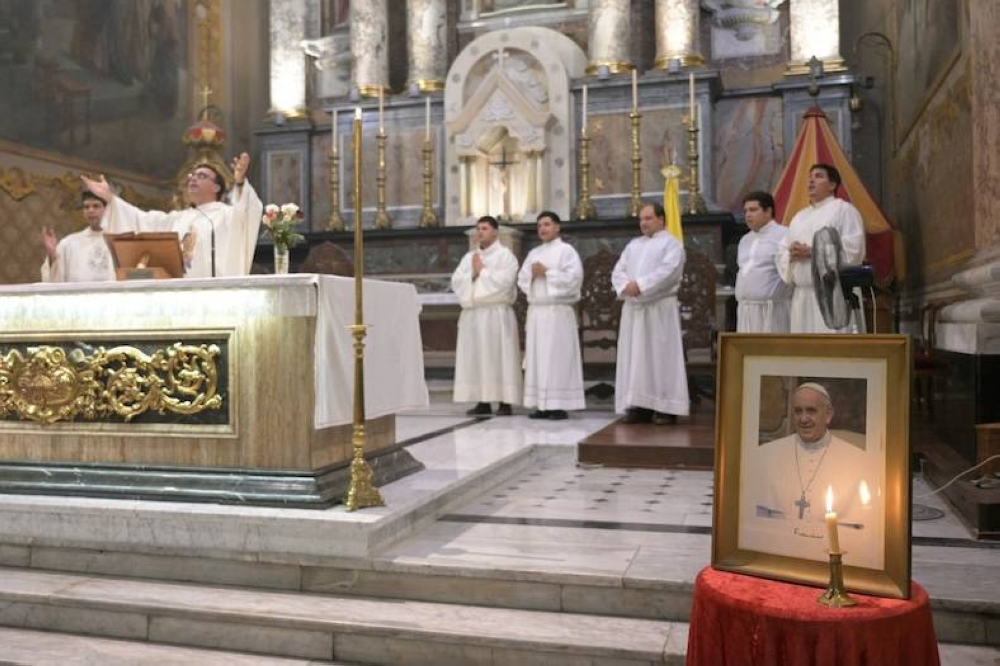 Argentinos rezan por la salud del papa desde su barrio natal en Buenos Aires