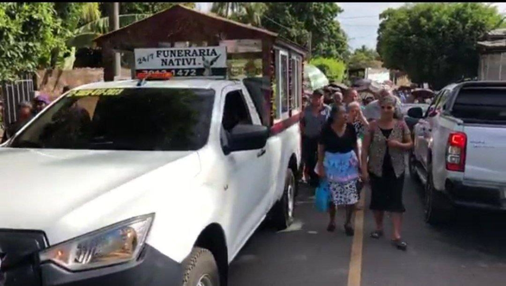 Familiares y amigos despiden restos de salvadoreño que murió con insuficiencia renal tras dos años encarcelado