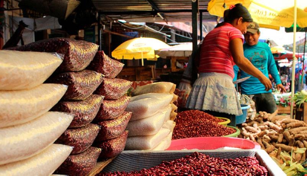 Canasta básica subió entre $0.57 y $0.96 en enero por mayor costo de tortilla, frijoles y carnes