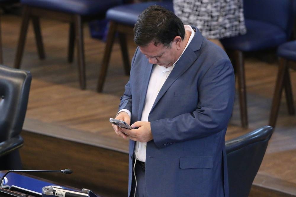 Diputado acepta disculpas públicas tras acusación errónea sobre su madre y denuncia estrategia de la oposición
