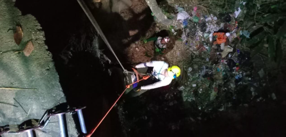 Rescatan a una mujer tras caer a un barranco de 25 metros de altura en Soyapango