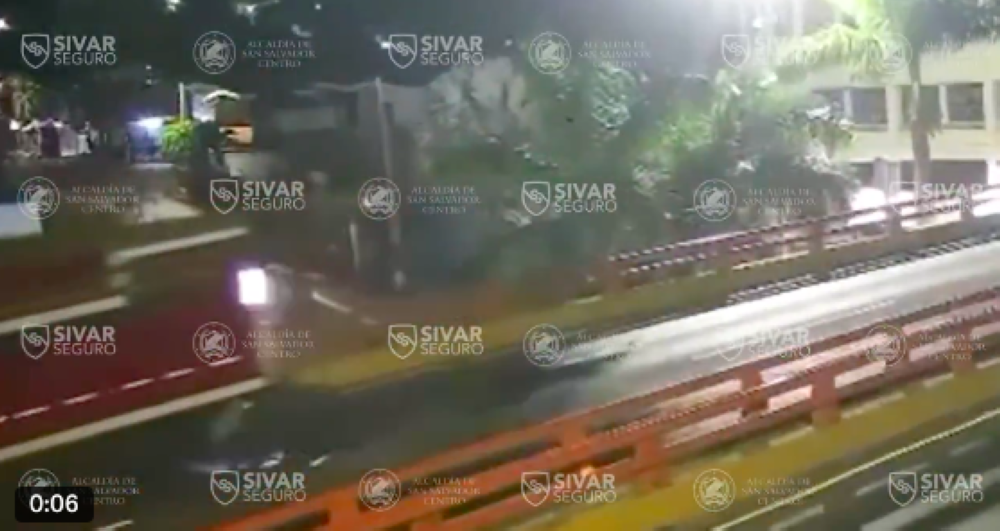 Video: motociclista impacta contra un camión en el sector Árbol de la Paz