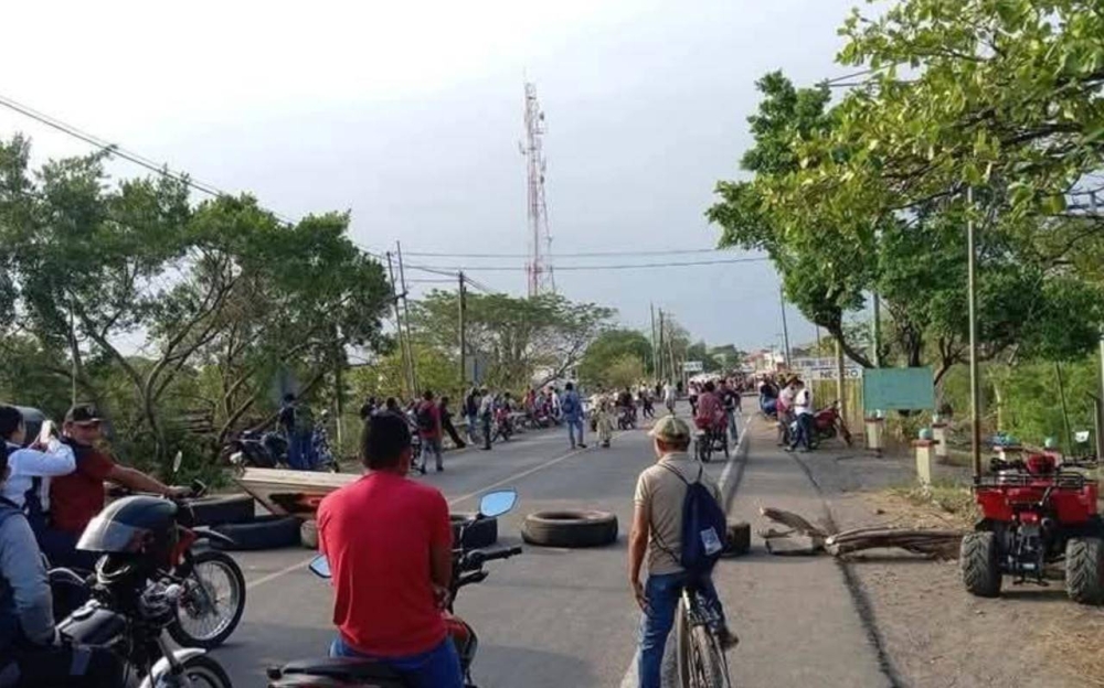 Transportistas confirman retrasos por cierre en vía hacia frontera de Guatemala