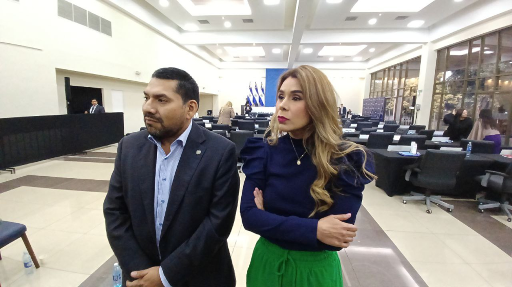 Atraso en escuelas: Arena ve "incompetencia", NI señala "incumplimiento" de contratistas