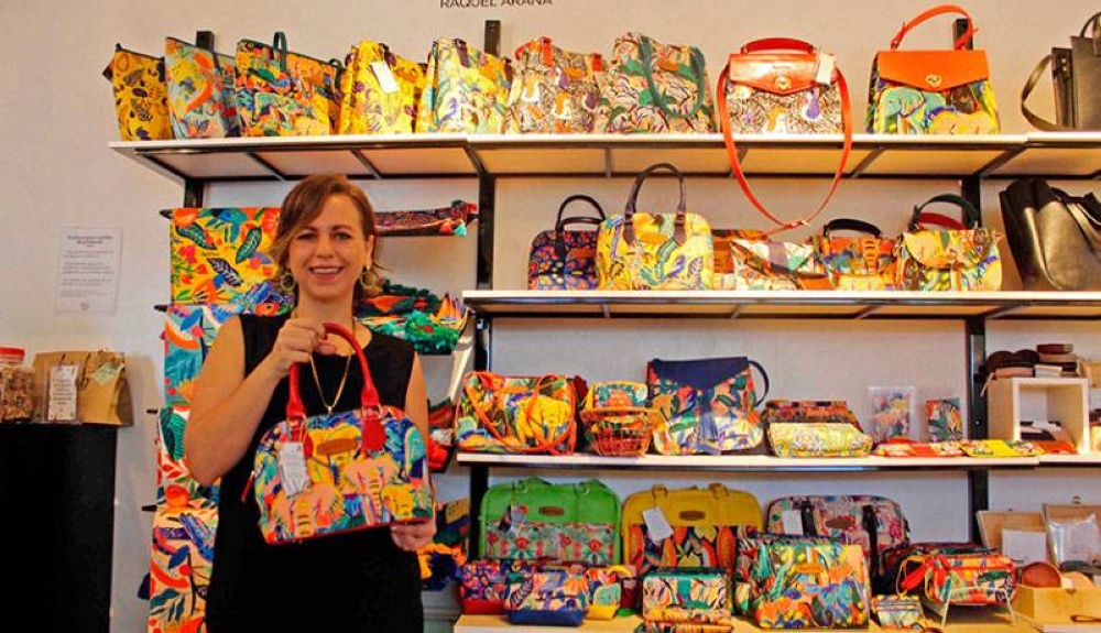 Una diseñadora cuenta historias de mujeres a través de carteras