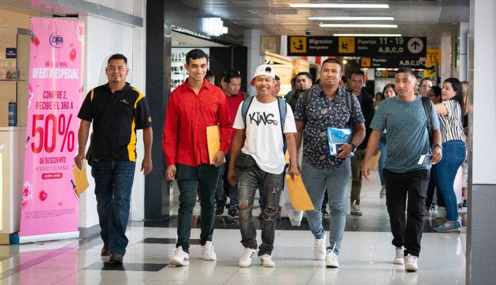 Trabajadores salvadoreños parten hacia Canadá con visas de empleo temporal