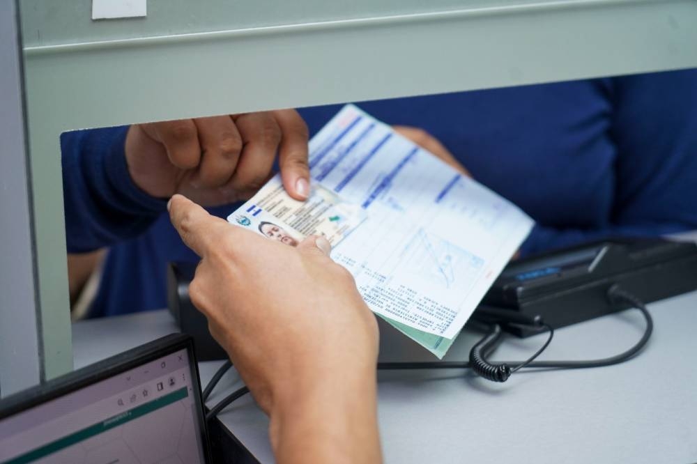 ¿Cómo debe tramitar el DUI un salvadoreño deportado?