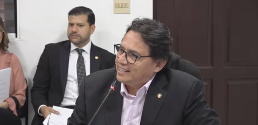 Educación tendrá cinco años más para legalizar 1,636 inmuebles, ministro dice se respetará la "voluntad de los dueños"