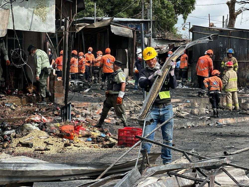 Concejal pide exonerar de impuestos a comerciantes afectados por incendio en Santa Tecla