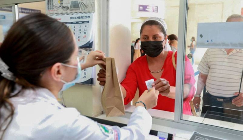 Oposición cuestiona falta de medicamentos en ISSS