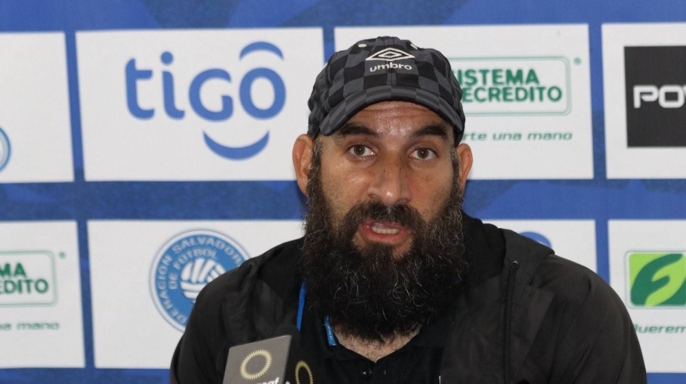 FESFUT separa temporalmente a Eric Acuña de selecciones femeninas tras acusaciones de maltrato