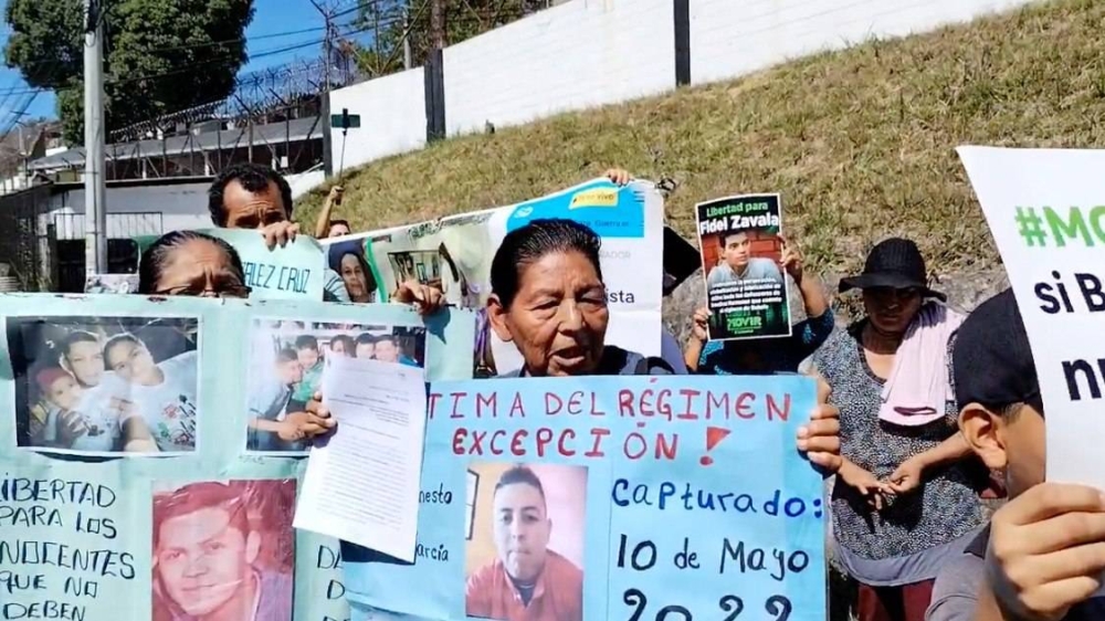 Familiares de víctimas del régimen hacen plantón frente a "Mariona" y piden su liberación