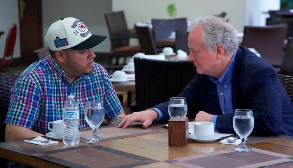 Senador Van Hollen confirma reunión con el salvadoreño deportado por error, Kilmar Ábrego, fuera del CECOT