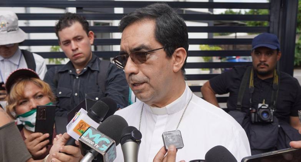 Arzobispo rechaza "unificación de las escuelas" y pide al Gobierno buen servicio de salud