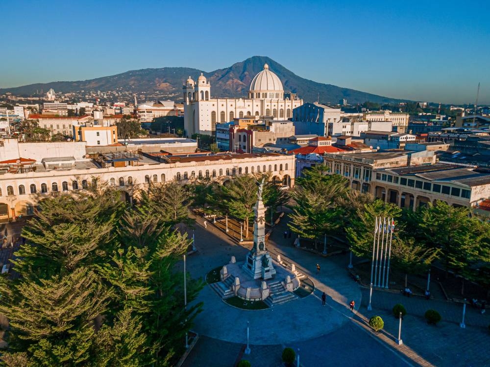 FMI prevé que la economía salvadoreña crezca 2.47 % en 2025
