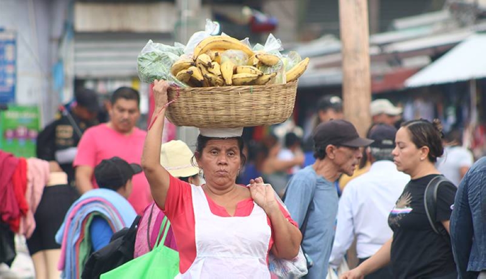 Los hogares con mujeres como jefas crecieron 76 % en 17 años en El Salvador