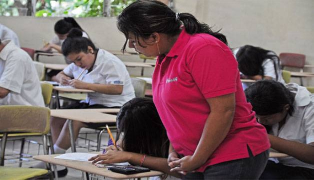 Gobierno pide préstamo de $100 millones del CAF para capacidad docente y tecnología educativa