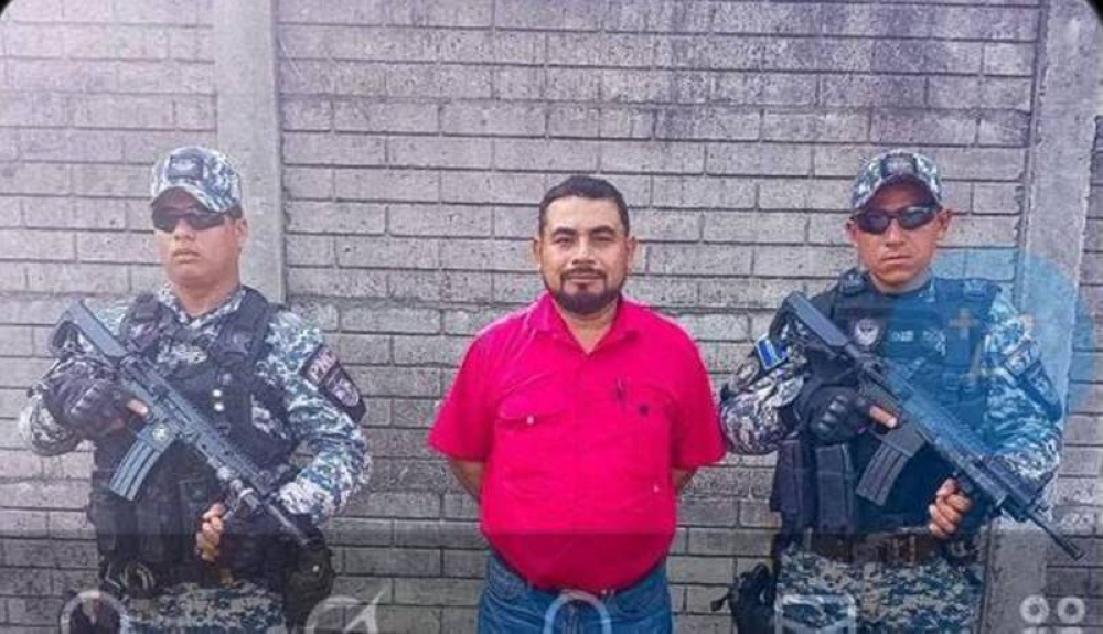Rastra choca contra separadores de vía en Antiguo Cuscatlán